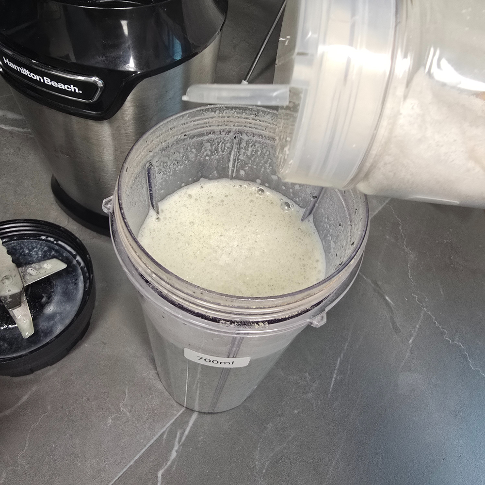 믹서기에 직접 만든 검은콩 두유가 담긴 모습