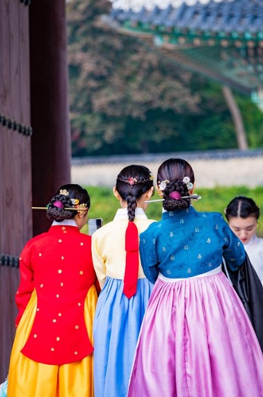 한복입은 여자의 뒷모습 사진