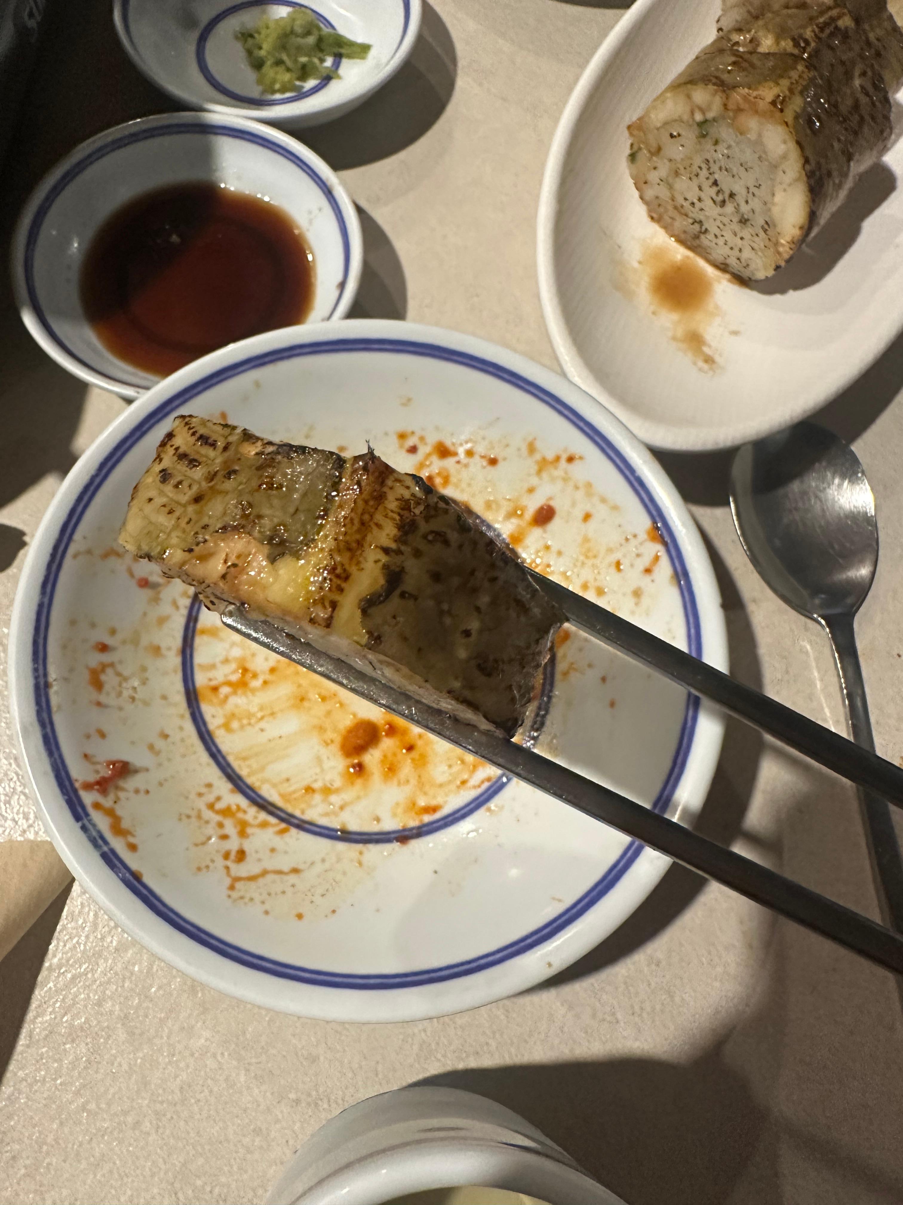 서울 용산 삼각지 장어 맛집 돌판장 추천(돌판에 굽는 자연산 바다장어, 장어 소금구이, 장어 양념구이, 장어구이 1인분 25,000원, 독특한 장어 초밥, 직원 친절, 내부 인테리어 예쁨, 가게 청결, 2층 구조, 용산 회식장소 추천)