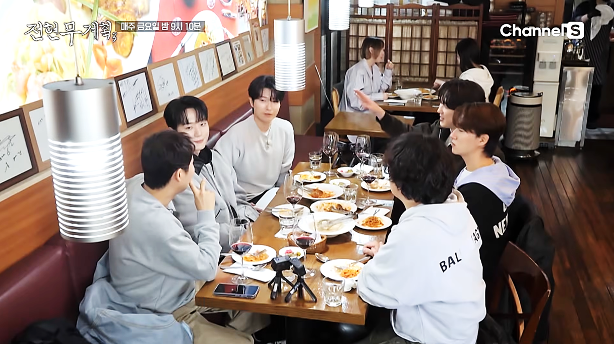 광화문 스파게티와 파스타 맛집에서 여러 음식과 와인을 먹방 후 포레스텔라 멤버 완전체와 대화를 나누고 있는 전현무와 곽튜브