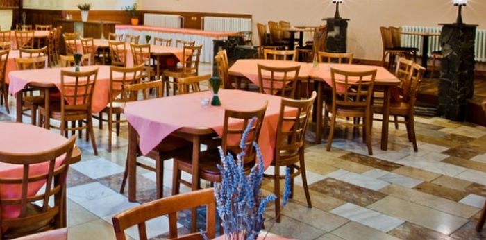 손님이 없는 소상공인 식당 실내 전경, 빈 테이블과 의자