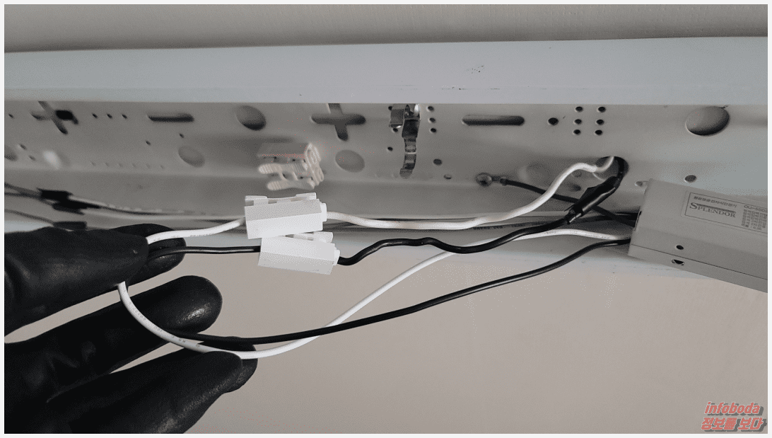 안정기와 연결된 메인 전력선