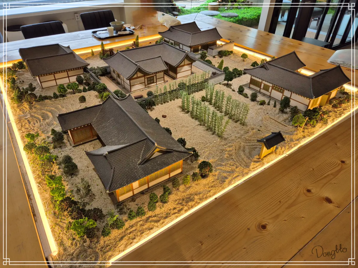 전라도-전주-커플-여행-카페-2층-중앙-좌석