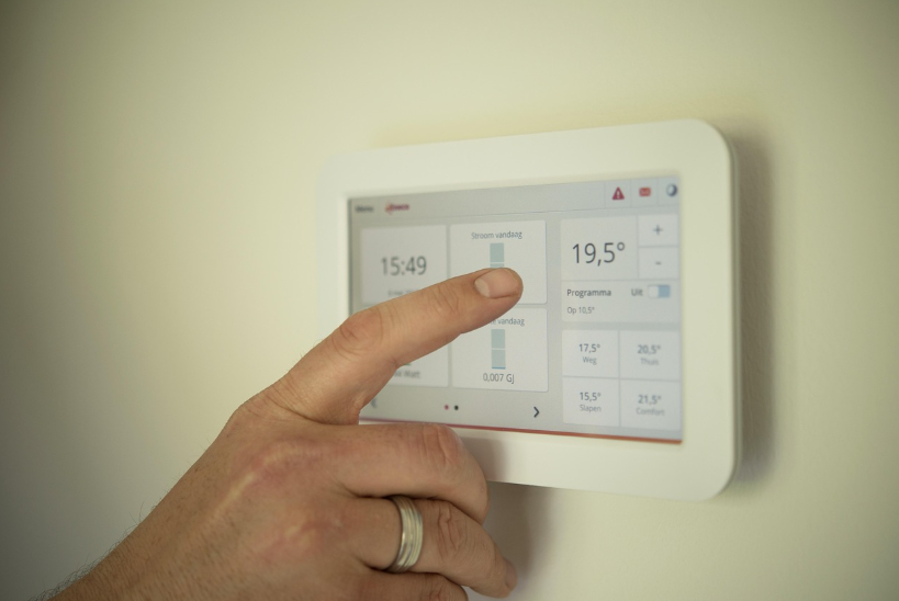 보일러 조절계를 조절하고 있는 모습