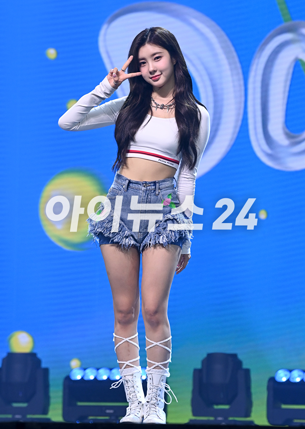 그룹 케플러 김다연이 20일 오후 서울 광진구 광장동 예스24라이브홀에서 열린 두 번째 미니앨범 &#39;DOUBLAST&#39; 발매 기념 쇼케이스에 참석해 공연을 하고 있다. [사진=김성진 기자]