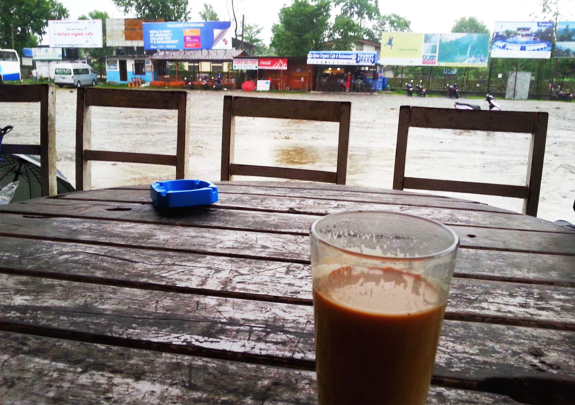 네팔 포카라 비오는 날 짜이 한 잔