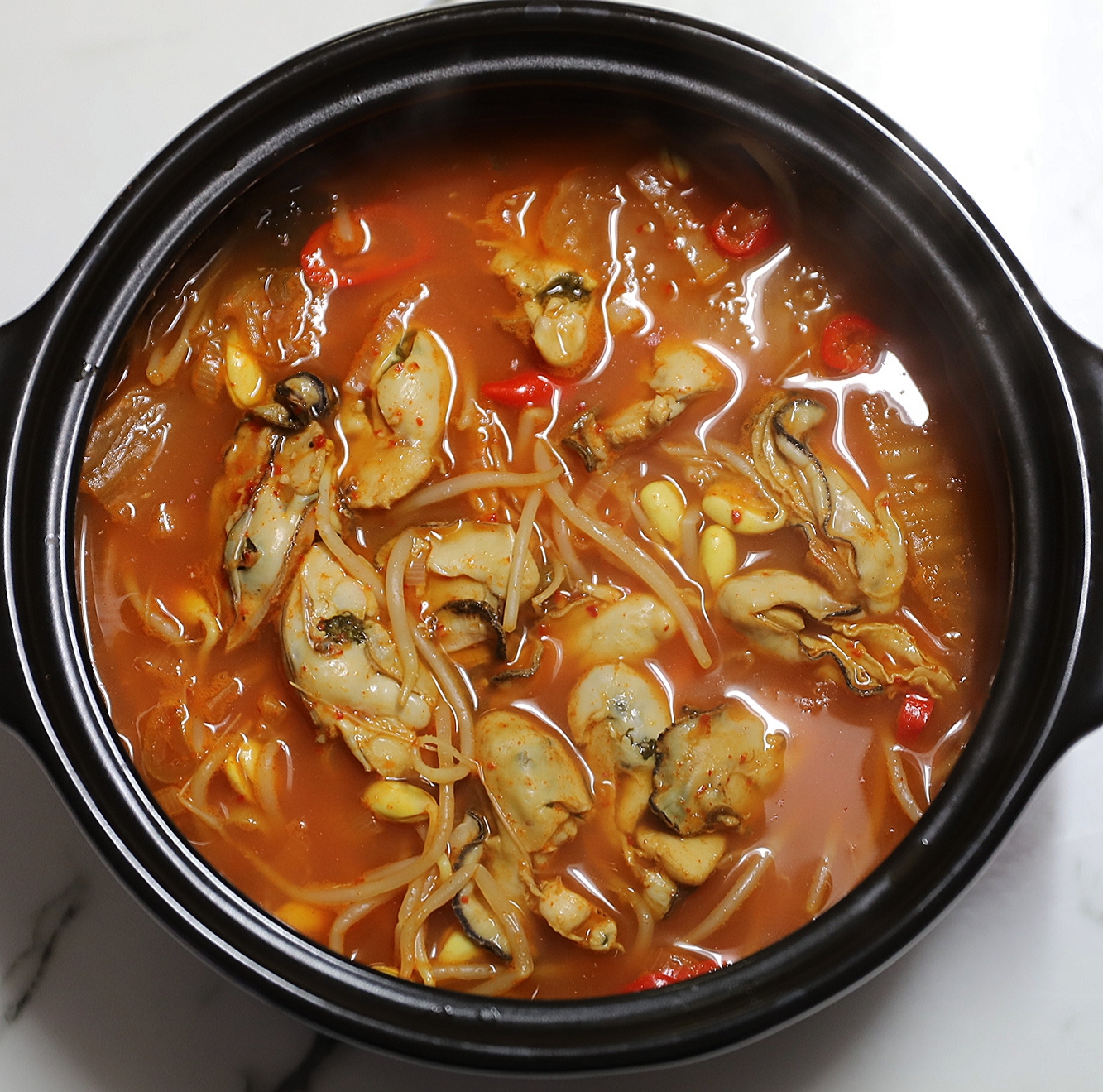 김치와-콩나물을-넣어-만든-굴국밥