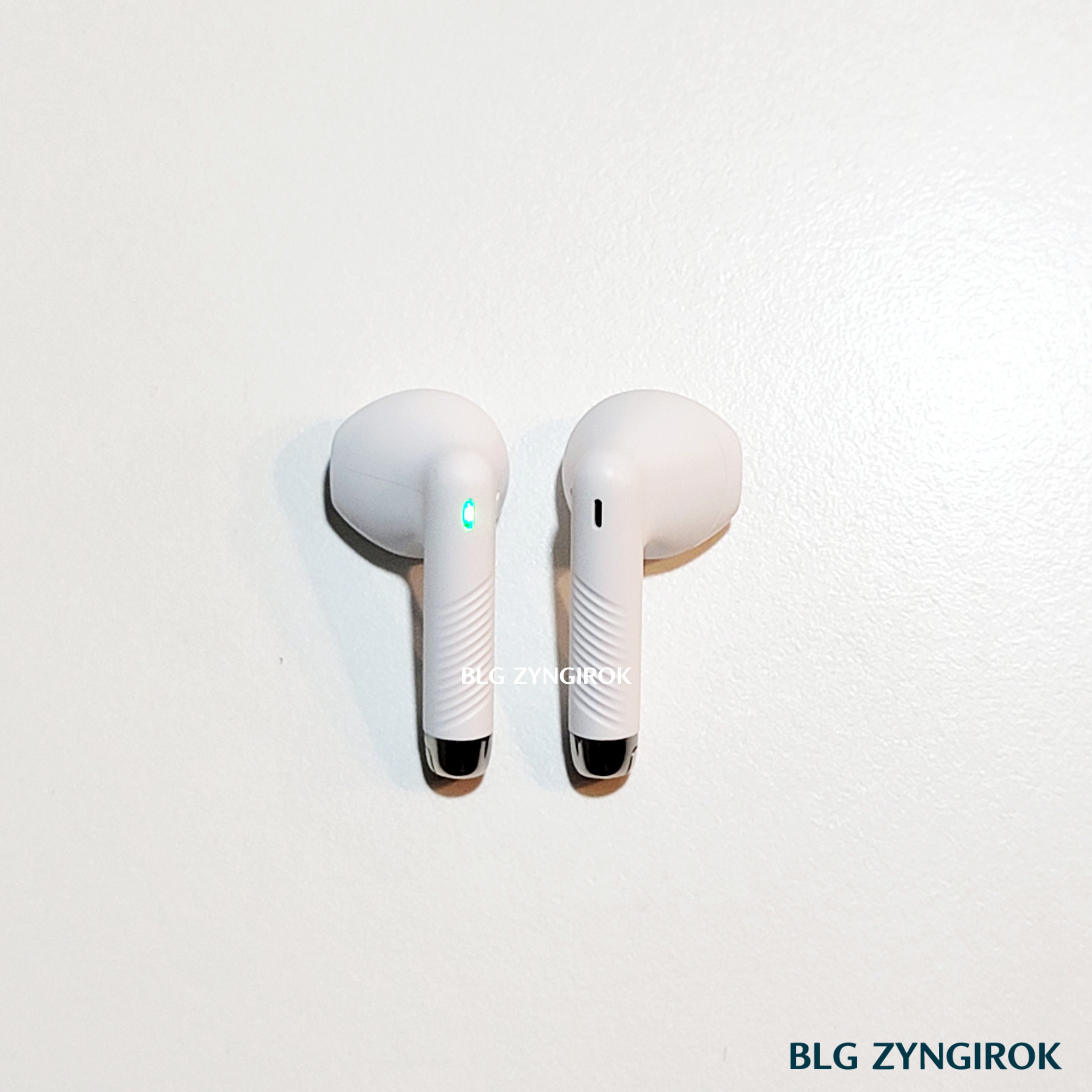 노브랜드 전자기기 : 무선 이어폰 이어버즈 모습이다.