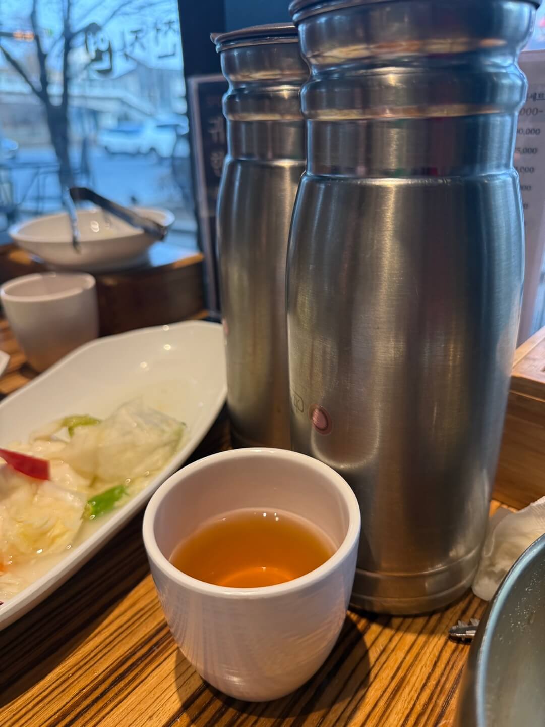 천지연 기본 세팅 보리차 제공 테이블 모습