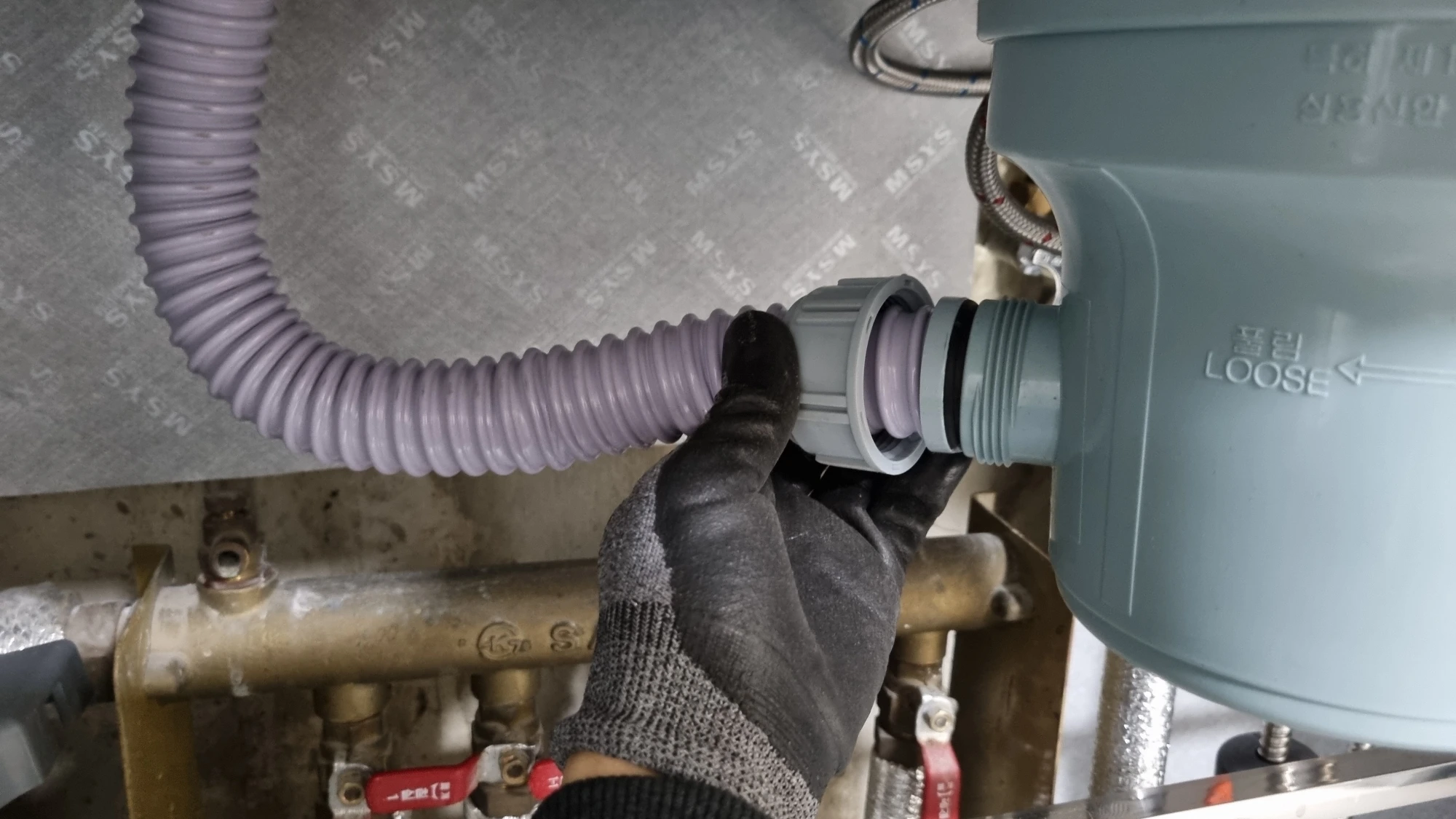 싱크대 배수구 호스 연결하는 모습