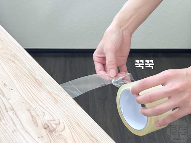 맨손으로 테이프 자르기 가위 없이