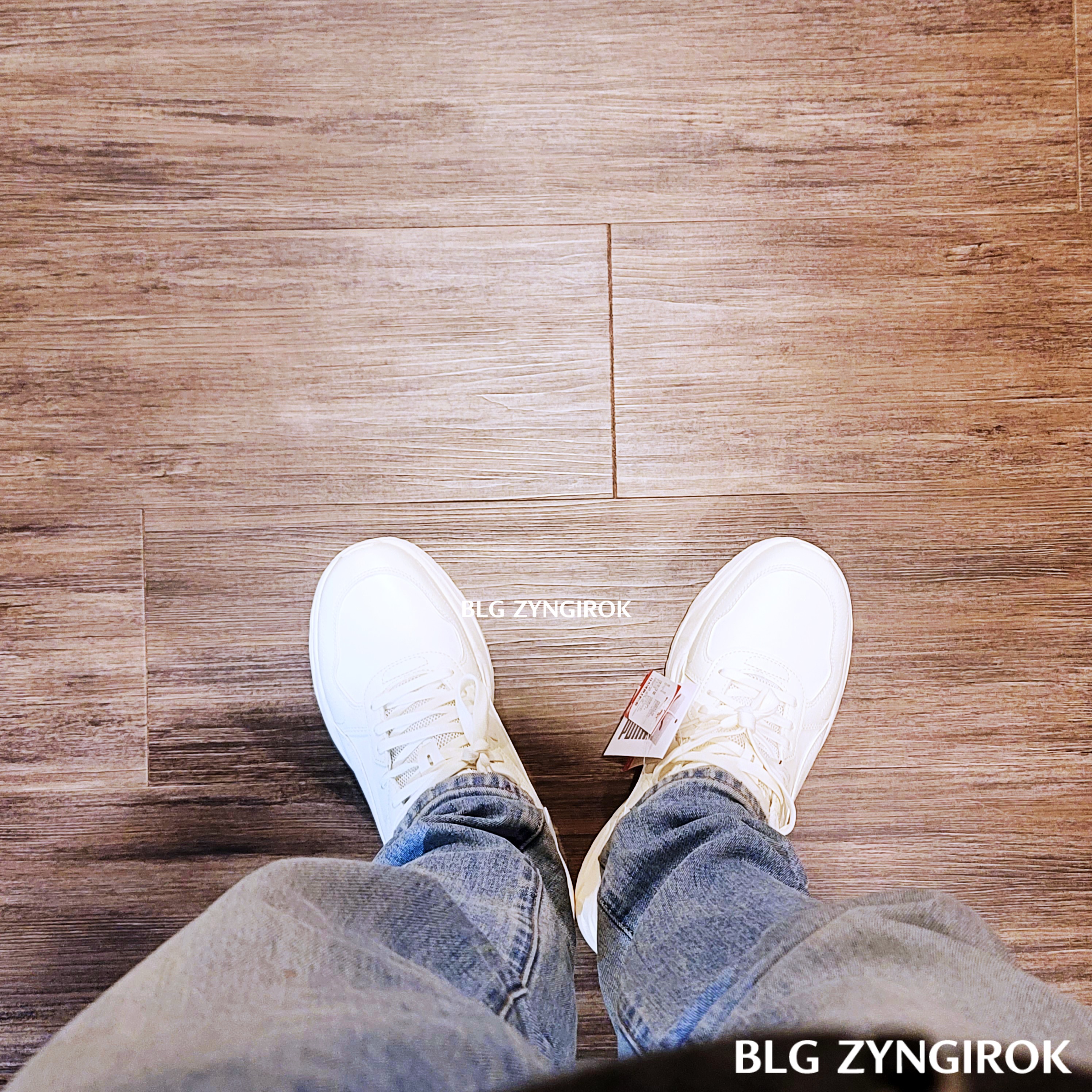 퓨마-트리니티-라이트-SL을-착용한-모습이다.