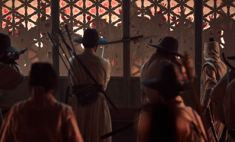 드라마 킹덤 속 여러 사람들이 서로 대치하는 모습