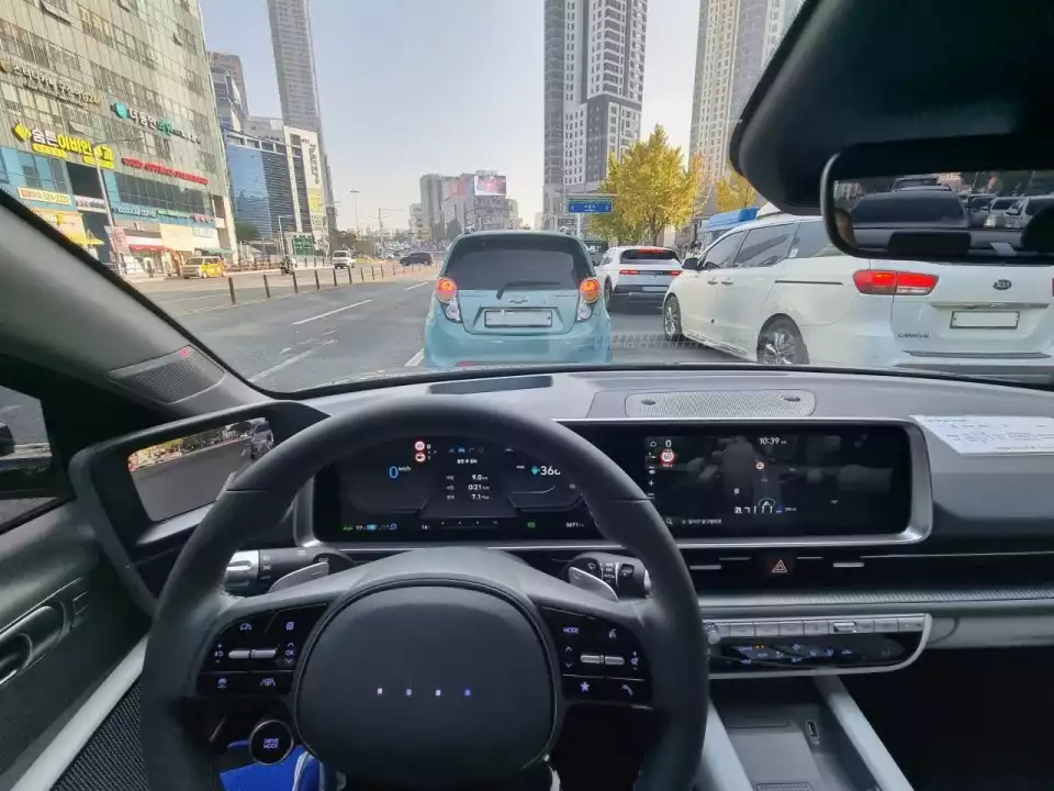 아이오닉 6는 시트가 얇아서 허리가 배길 수 있습니다.