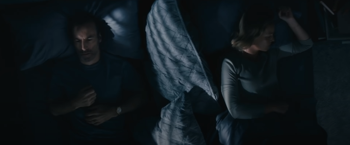 가운데에베개를둔남편과아내