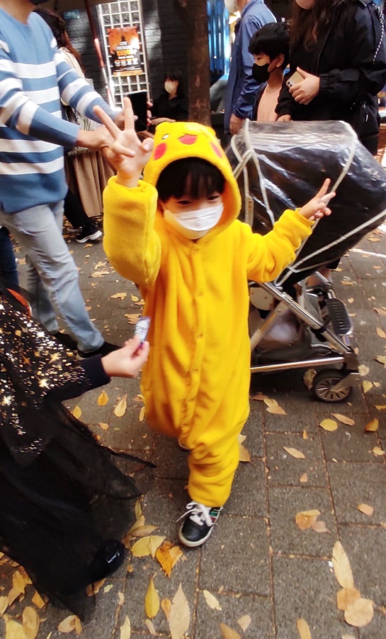 관심받아서 신나 춤추는 쿠웅이와 사탕을주는 마녀 언니