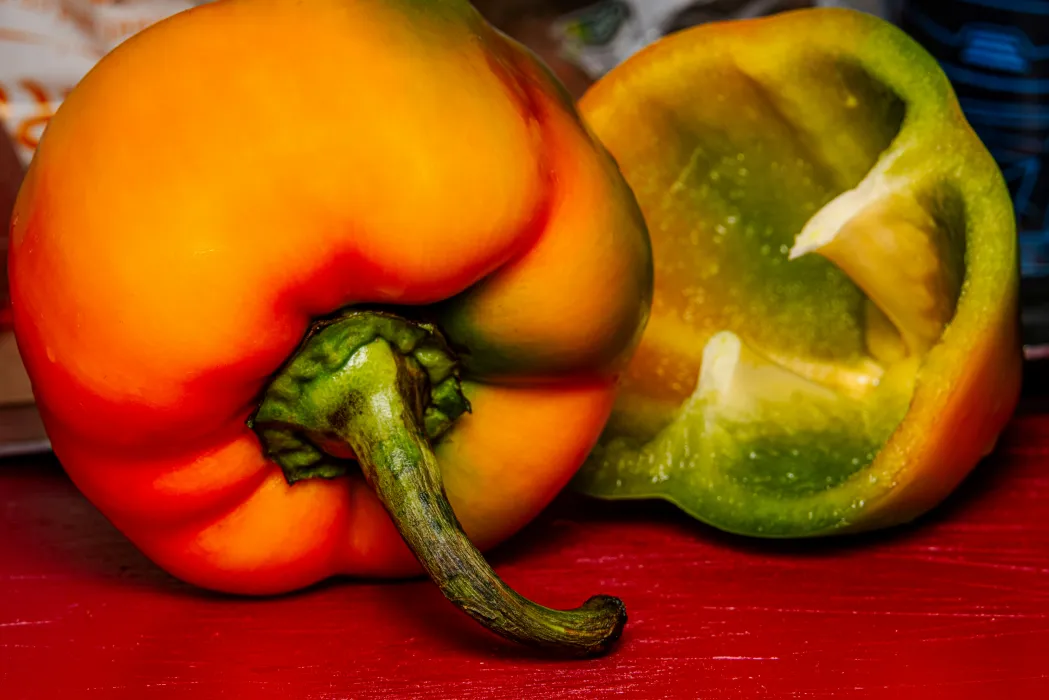 반으로-자른-파프리카-사진
