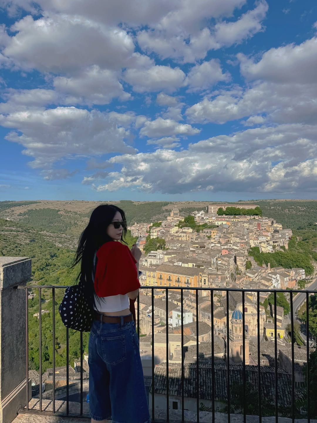 미니멀한 룩에 무심하게 든 땡땡이 도트백으로 경쾌함을 더한 한예슬의 데일리룩