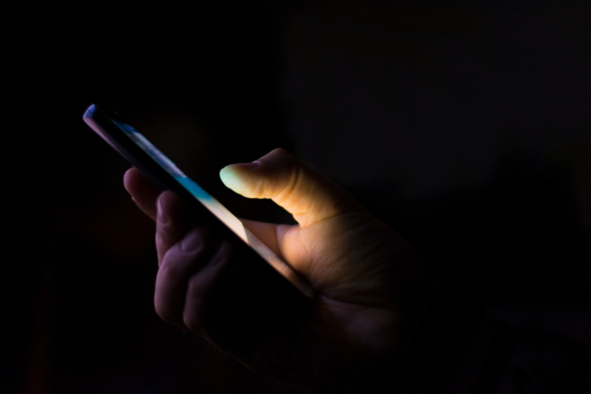어두운곳에서-켜진-스마트폰