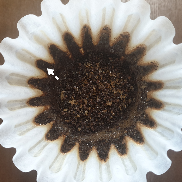 칼리타 웨이브 필터에 커피 파우더가 달라 붙어있다.