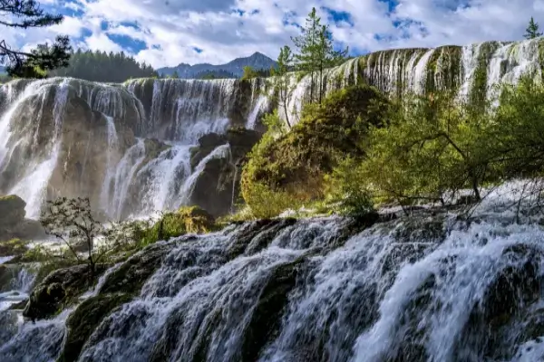 시원하게-떨어지는-물줄기와-푸른-삼림이-어울려-공존하는-진주탄폭포
