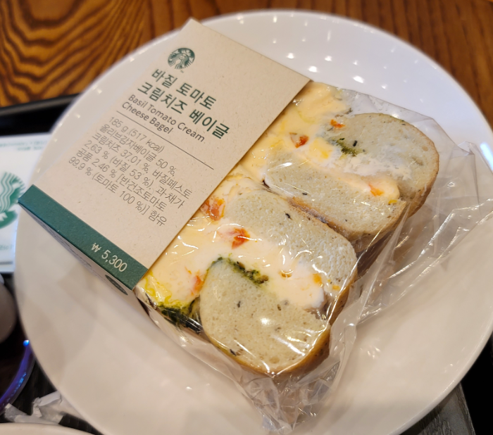 스타벅스 바질 토마토 크림치즈 베이글