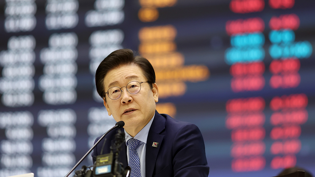 주식 시장 활성화에 대한 토론중인 이재명 대통령