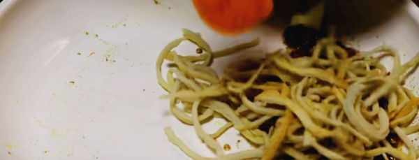 어묵을 졸인 양념과 섞으며 열을 가하고 있습니다 