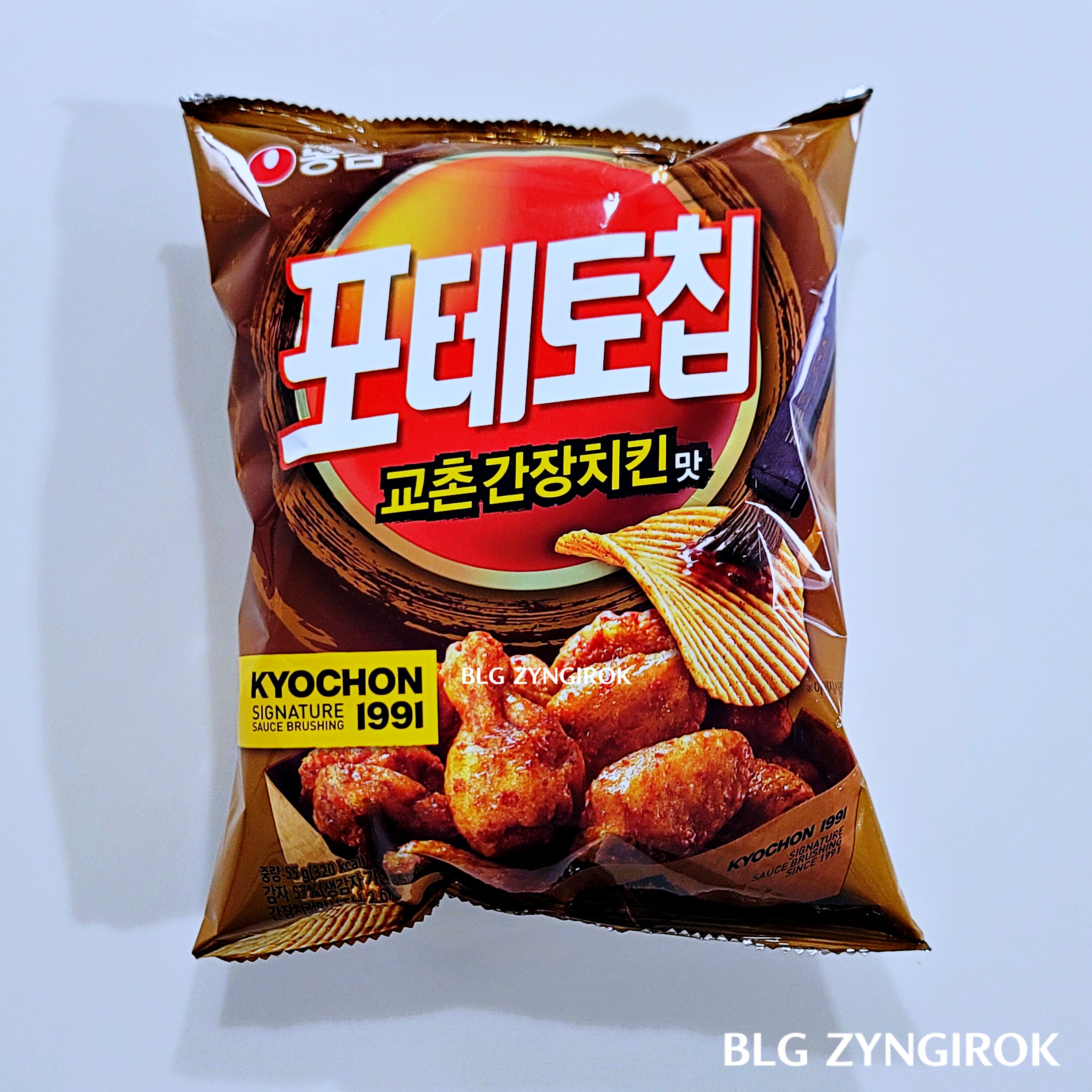 포테토칩 교촌간장치킨맛 한 봉지가 테이블 위에 놓여있는 모습이다.
