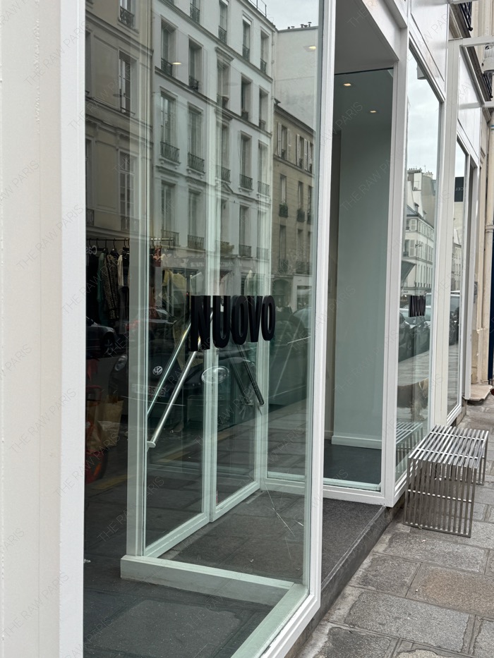 The entrance of Nuovo vintage shop in Le Marais Paris with a curated window display ❘ L'entrée de la boutique vintage Nuovo dans le Marais à Paris