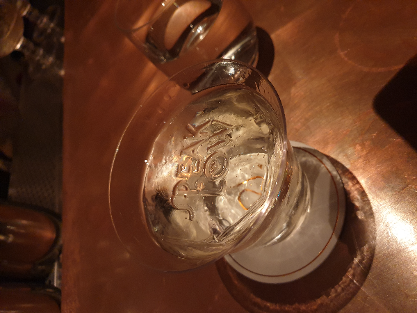 투명한 잔에 투명한 얼음 그리고 투명한 칵테일