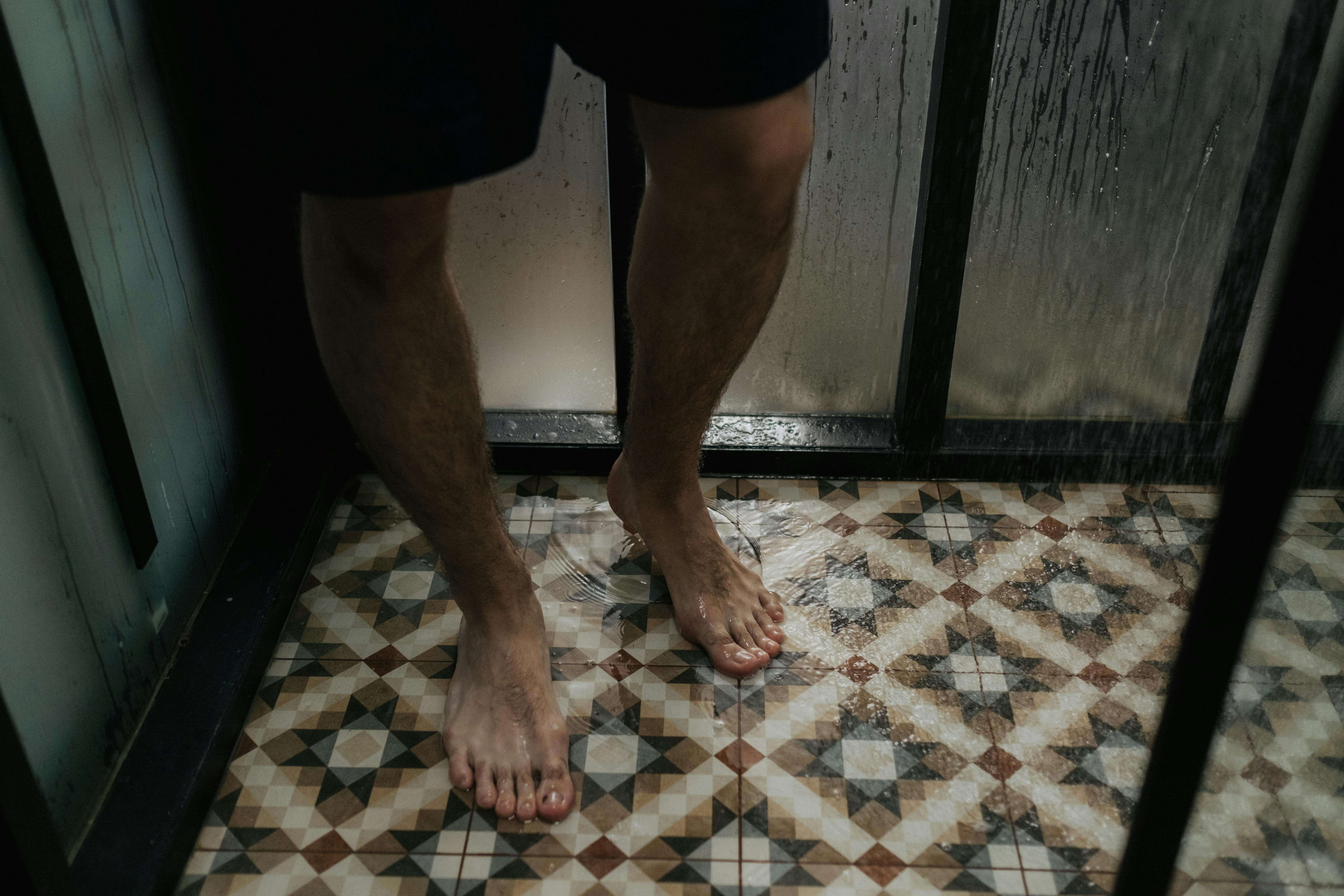 하루 몇 번 샤워해야 할까? 피부과 전문의들도 의견 갈린 이유