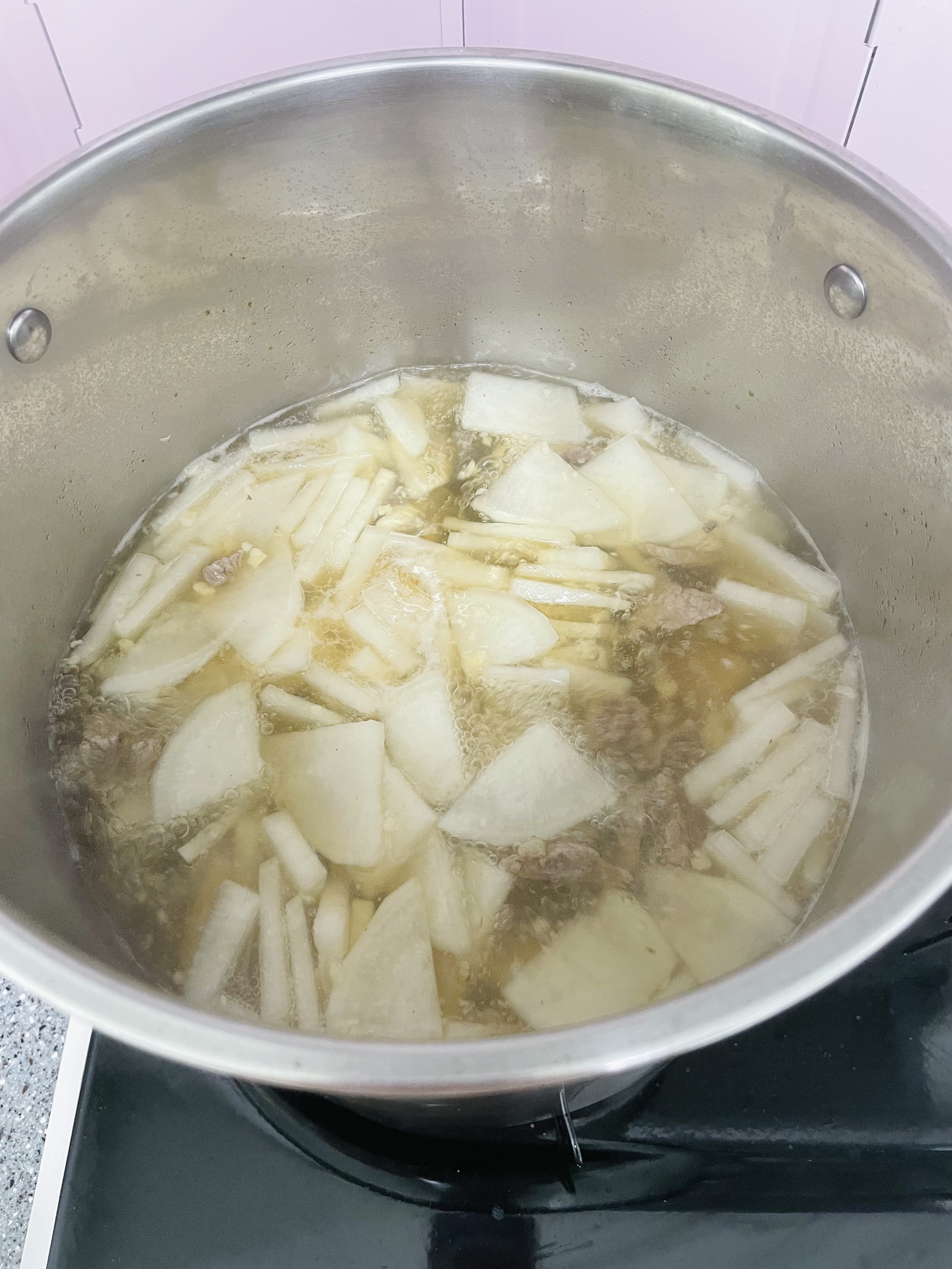 끓는물에 소고기와 무를 넣고 끓여주는 모습입니다.