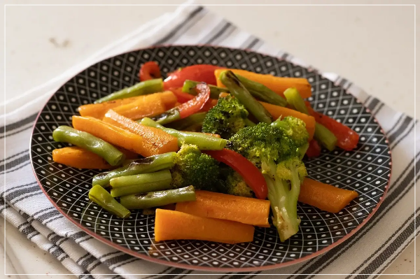 접시 위의 브로콜리 아스파라거스 당근 피망