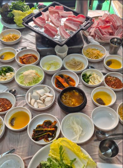 삼겹살과 밑반찬 사진