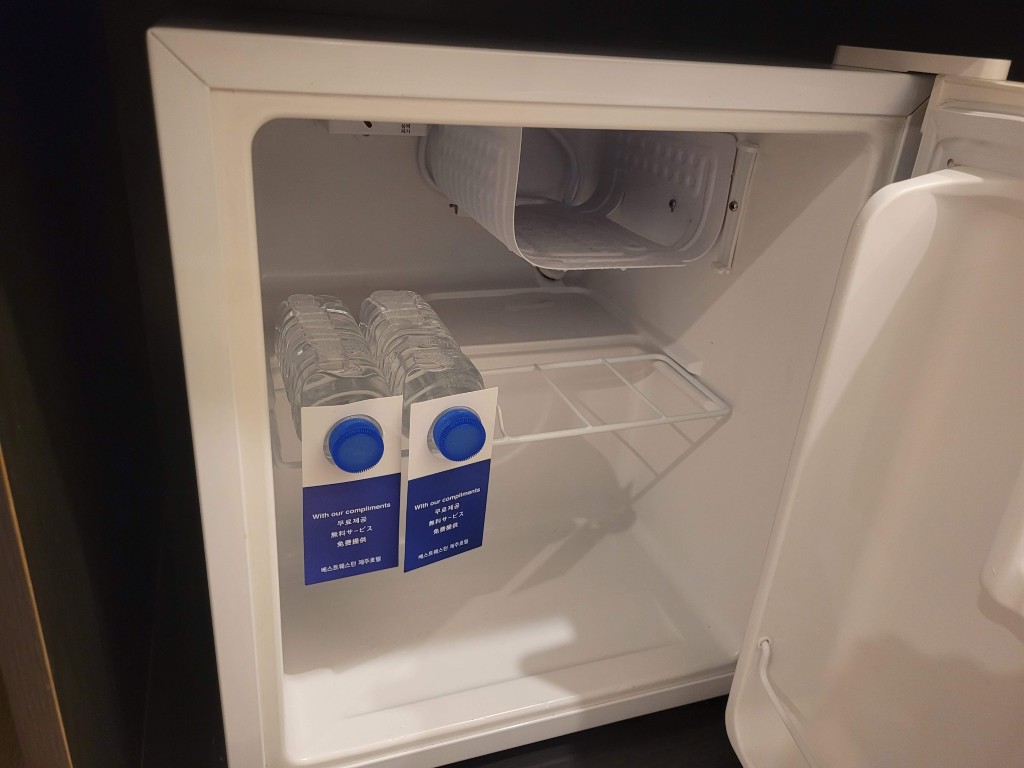 베스트웨스턴 제주 호텔 객실 냉장고 무료 생수 2병