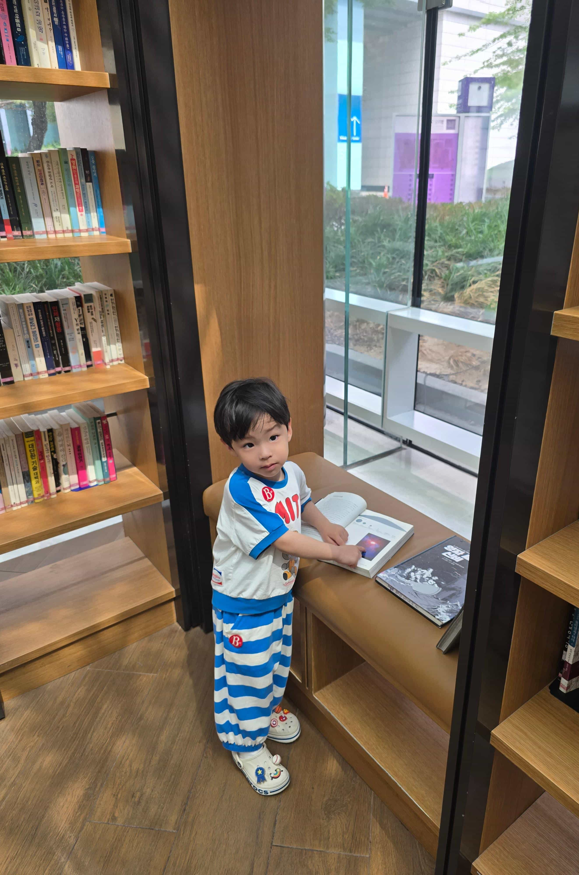 코엑스 별빛마당에서 책을읽고 있는 아이의 모습