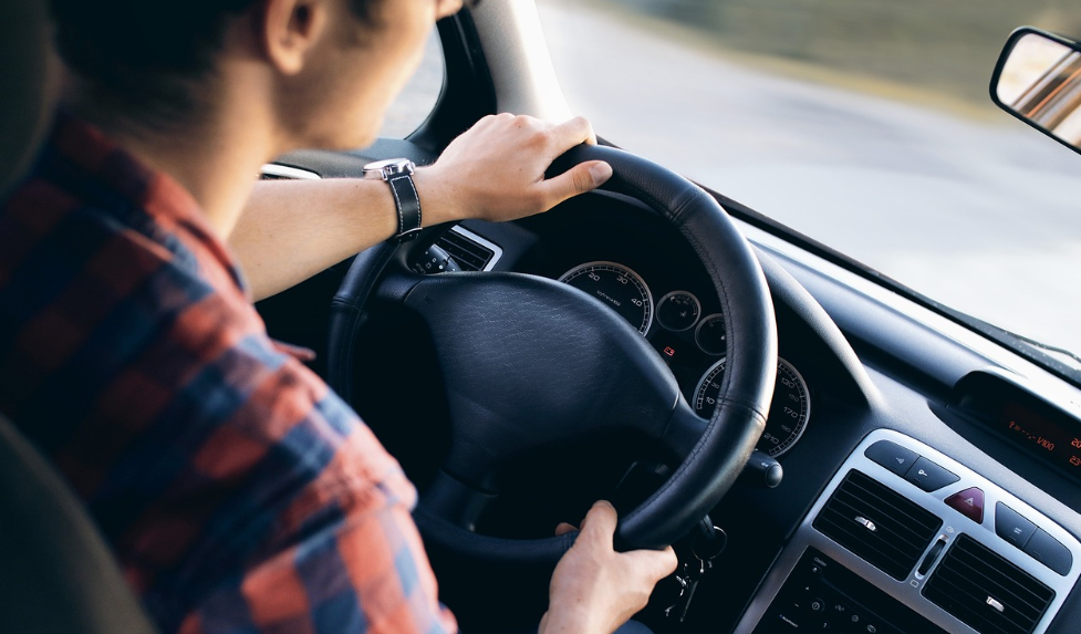 대학생이 첫차를 운전하는 사진