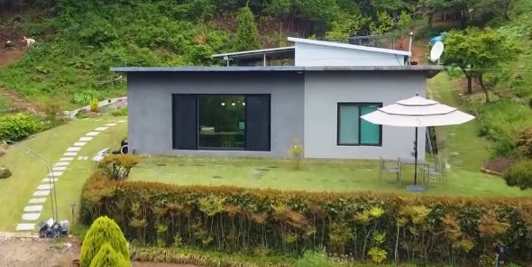 경남 전원주택 매매 급매물 - 합천군 삼가면 하판리, 남해군 미조면 미조리, 진주시 대평면 대평리, 밀양시 단장면 법흥리
경남 밀양시 단장면 법흥리 전원주택 매매 급매물
남향 주택 일반목구조, 창고 철근콘크리트, 면적(토지) : 990㎡(299평)+402㎡(122평)+130㎡(39평), 연면적 : 114.73㎡ (35평), 계획관리지역, 방2/화장실2, 매매가격 3억6500만원
https://youtu.be/SbVRfiN3b3w

경남 남해군 미조면 미조리 전원주택 매매 급매물
생산관리지역 , 가축사육제한구역, 마을경관관리지역 , 상대보호구역, 면적 : 623㎡ 약188평, 건축면적 88.4㎡ 약26.7평, 방2/화장실2, 북서향 경량철골조, 매매가격 3억2000만원
https://youtu.be/IlgOLzmlNaY
경남 진주시 대평면 대평리 전원주택 매매 급매물
대지 289.5m&sup2;(88평), 연면적: 99m&sup2;(30평), 경량철골구조, 벽난로. 아궁이군불방 설치, 계획관리지역, 가축사육제한구역, 매매가격 1억8500만원
https://youtu.be/hfcclFDyhKo
경남 합천군 삼가면 하판리 전원주택 매매 급매물
토지면적 : 7,030㎡ (2,127평), 연면적 : 104.64㎡ (32평), 생산관리지역 + 농림지역, 남동향 벽돌구조, 방2/욕실1, 기름+아궁이난방, 매매가격 2억4000만원
https://youtu.be/movln9MiYwc