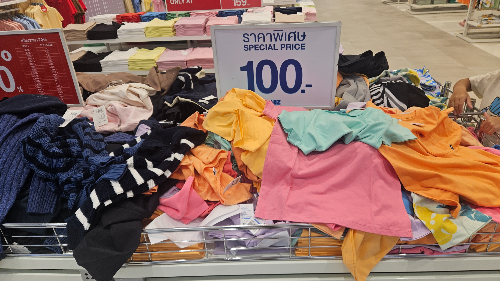 100바트 할인 매대