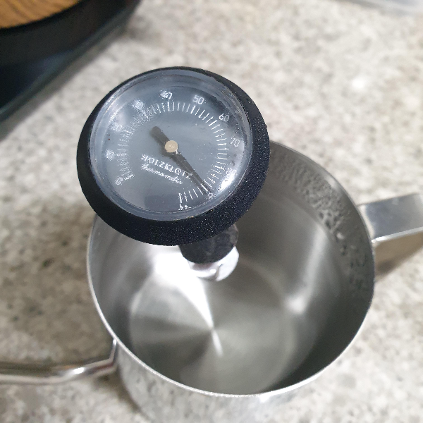 메리타 드리퍼로 온도계 및 저울 없이 아이스 커피 추출하기 with 다이소 드립포트_물 온도 맞추기