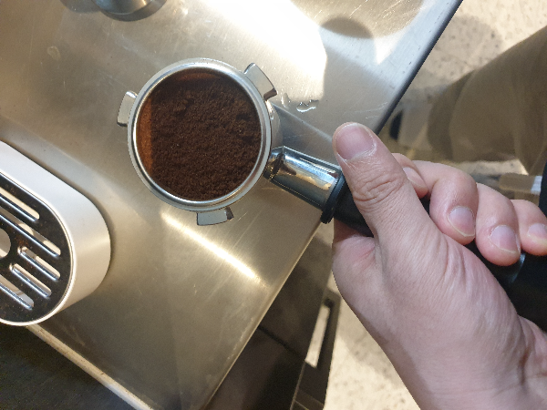 드롱기 라스페셜리스타 아르떼(La Specialista ARTE) 반자동 커피 머신_51mm 포터필터