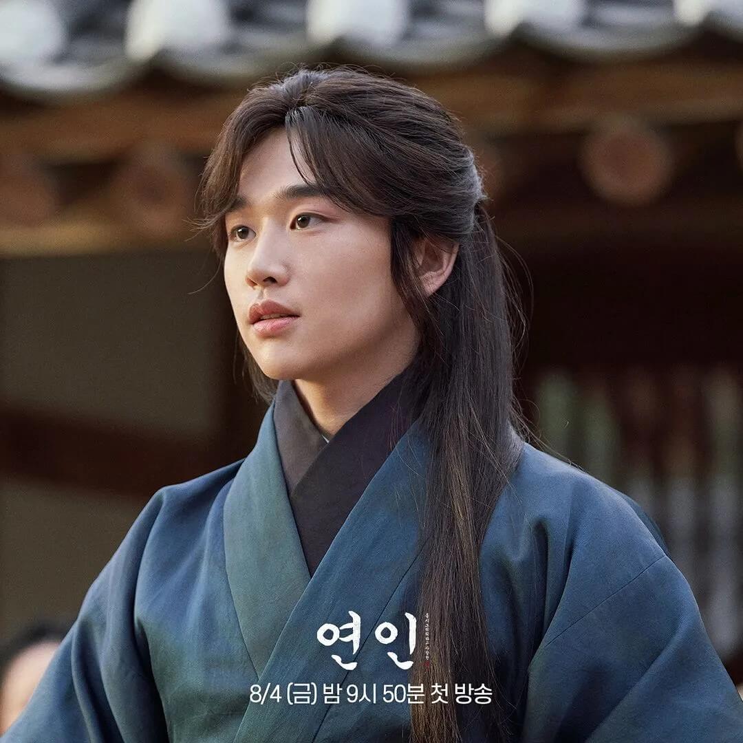 드라마 연인의 김윤우의 홍보포스터1로 량음 역을 맡았습니다.