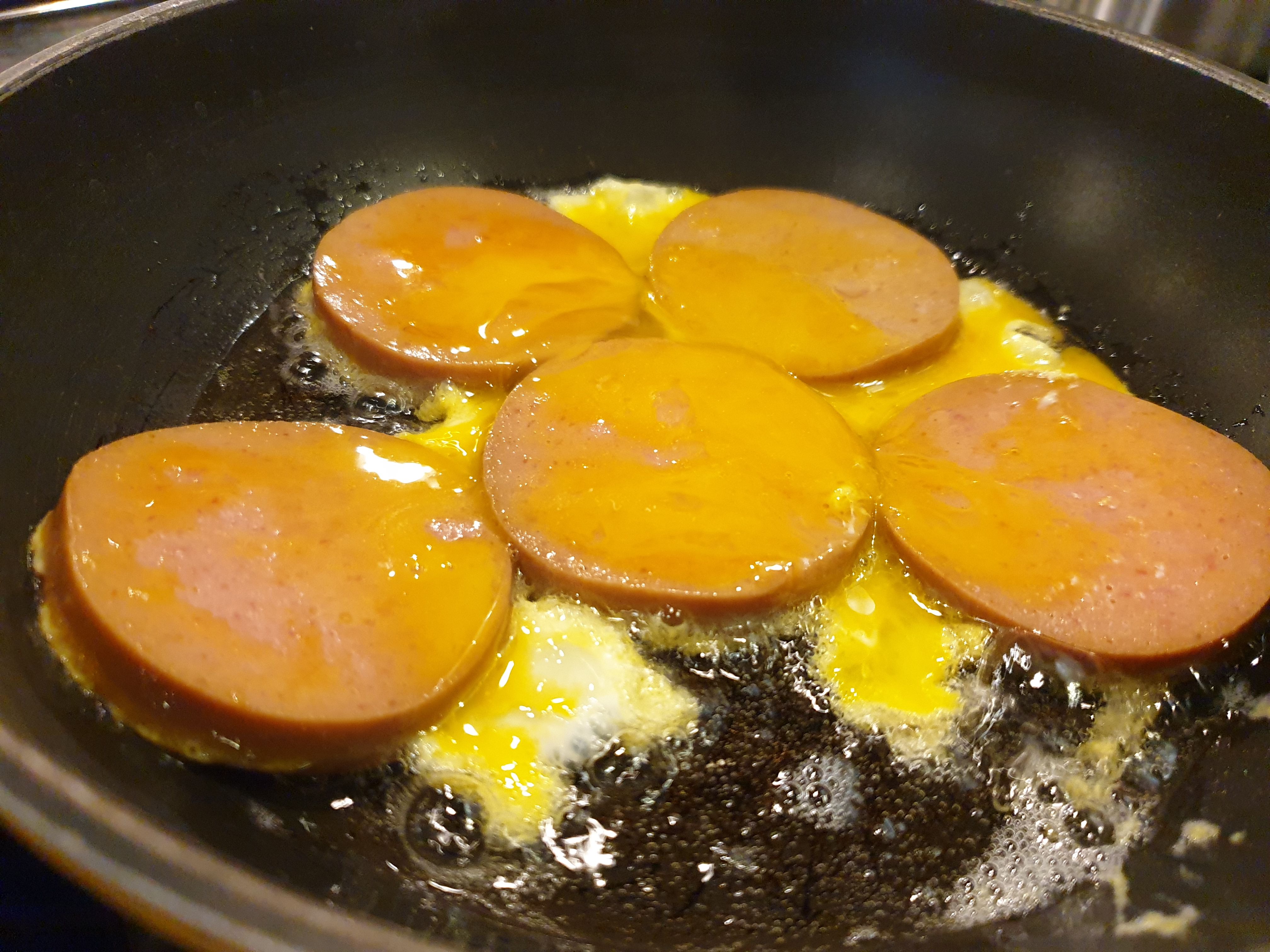 프라이팬안의 동그란 햄