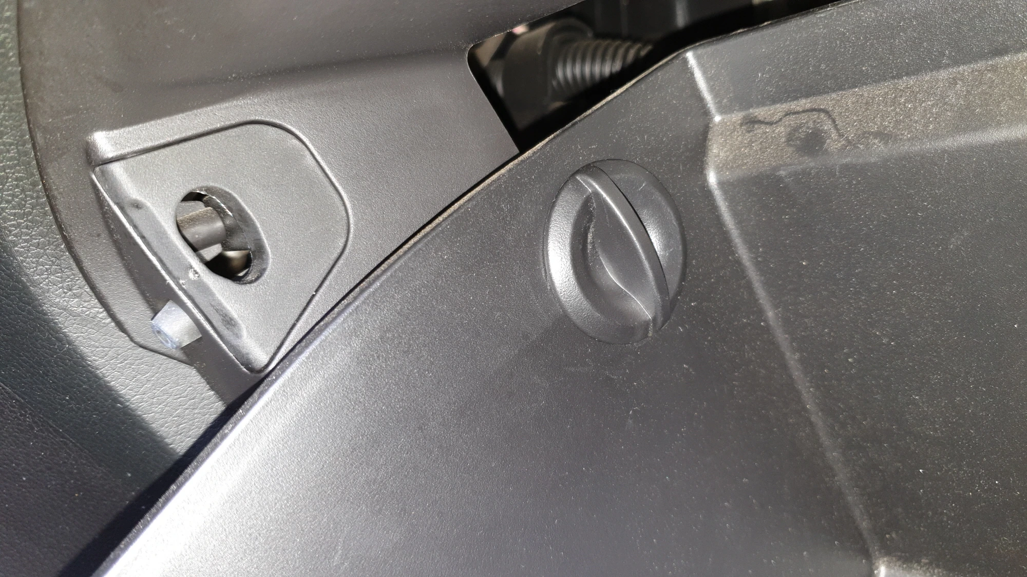 글로브박스 고정장치 끼운 모습