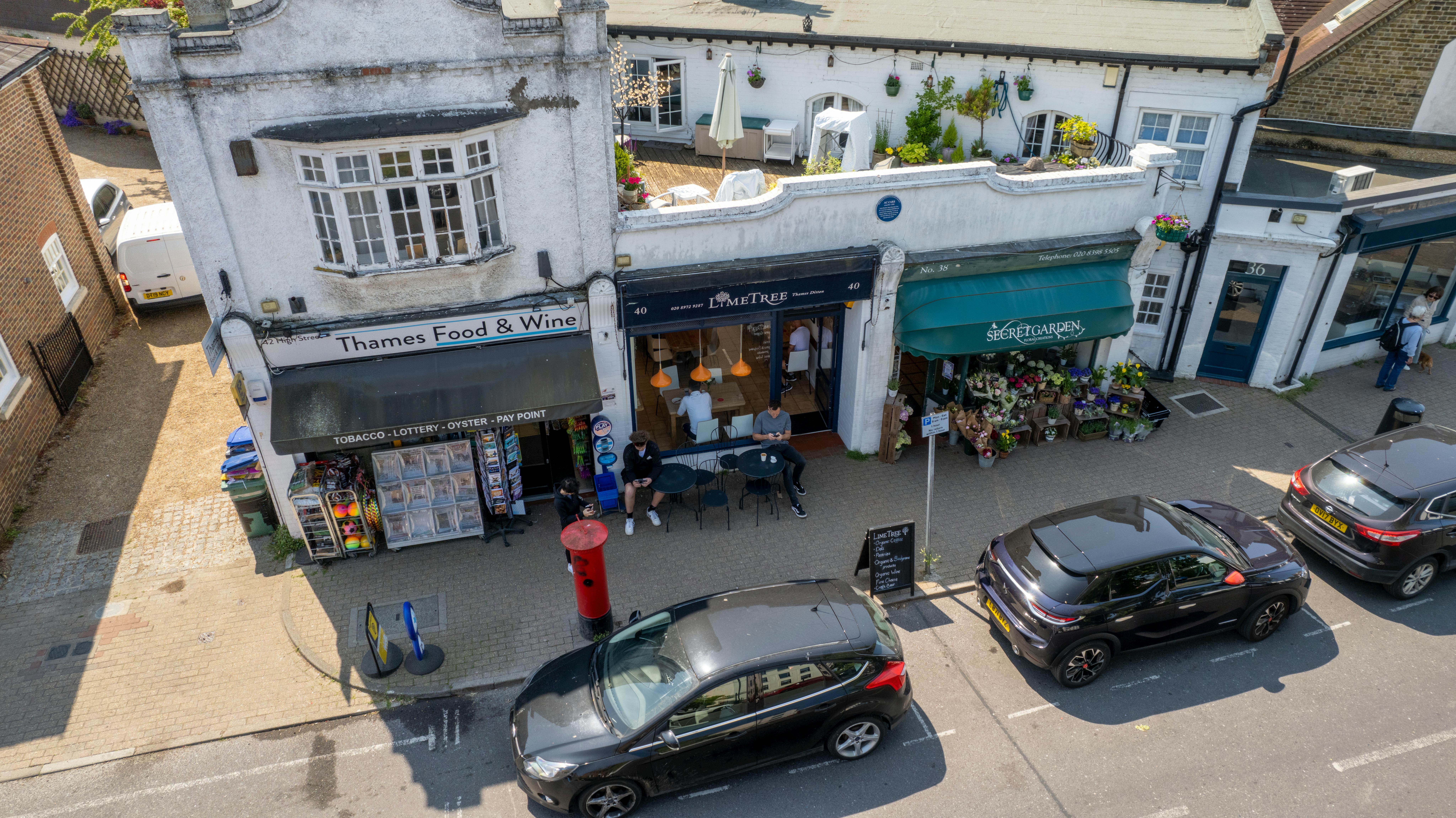 비밀의 방에서 누군가와 마주치는을 상징하는 이미지
