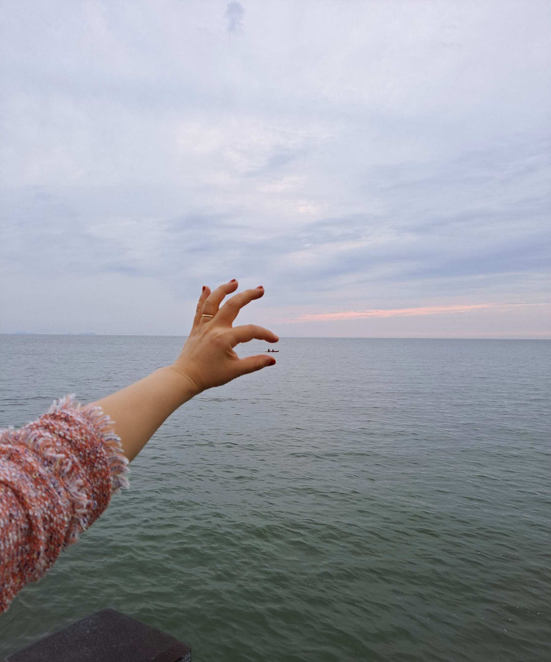 어선을 손으로 잡다