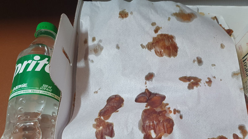 호식이 두마리 치킨, 매운간장, 땡초불꽃 베일에 싸인 치킨의 모습, 스프라이트