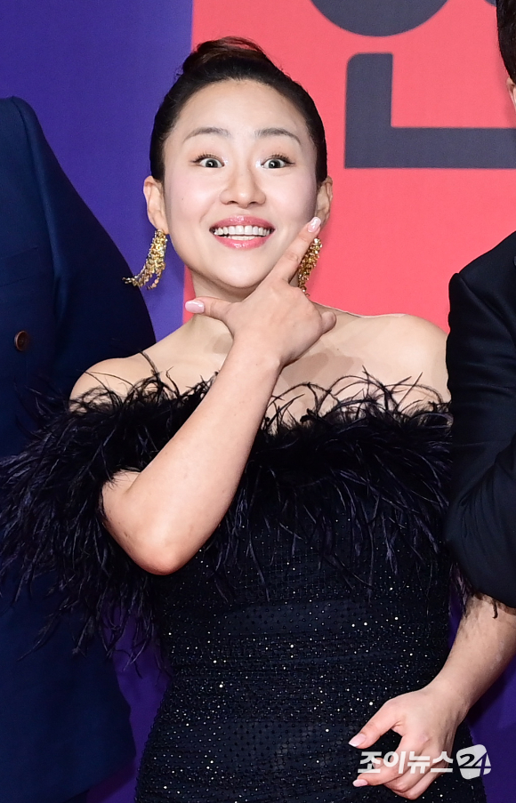 &#39;강심장VS&#39; 조현아가 30일 오후 서울 마포구 상암 SBS 상암프리즘 타워에서 열린 &#39;2023 SBS 연예대상&#39; 시상식에 참석하고 있다. [사진=정소희 기자]