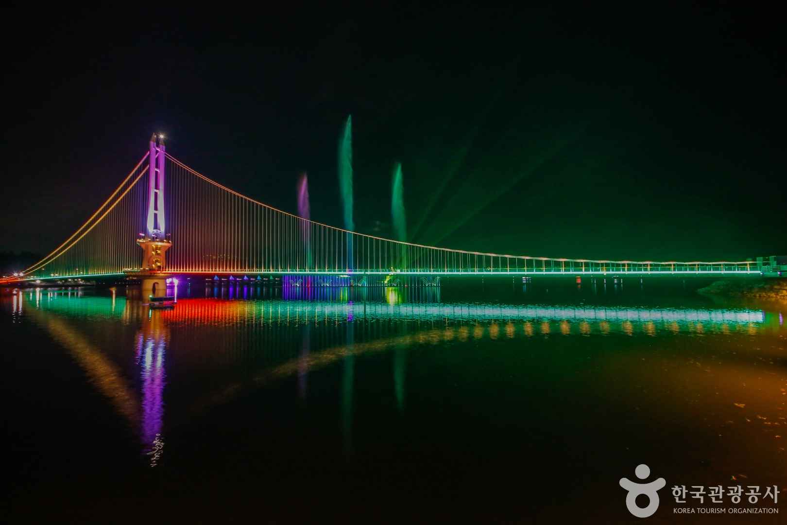 예당호 출렁다리 음악분수